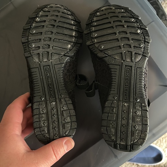 Skechers flats with tread - Picture 3 of 6